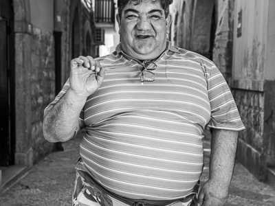 "Ngi-am'a f� na chiant�dde?� - � una traduzione colorita di "vorresti fare l'amore con me?". Il gesto si ottiene piegando le dita verso il palmo e muovendo la mano in avanti e indietro: in pratica imita la spinta dell�uomo durante la pratica sessuale
